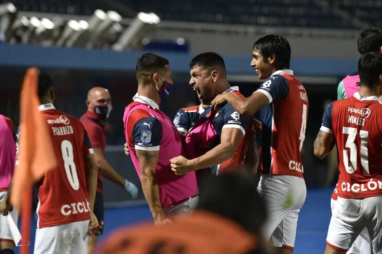 Patiño celebra con todo el segundo gol.