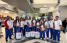 La delegación paraguaya de balonmano partió ayer y le espera un duro grupo en Santiago.