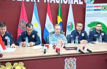 El comisario general inspector César Silguero (centro) presidió el acto de asunción del nuevo jefe de Investigaciones en Alto Paraná.