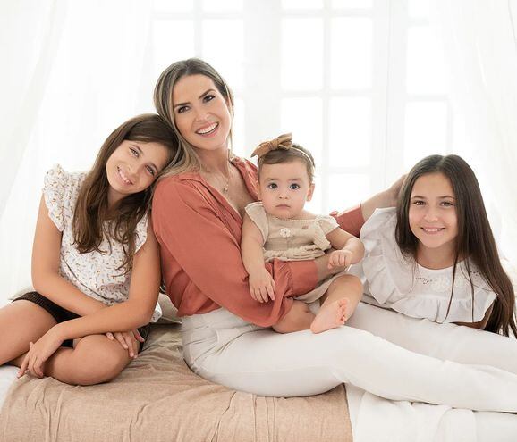 Paola Maltese con sus tres niñas: Rinske, Annick y Saskia, en una hermosa postal captada por Celeste Montanter.
