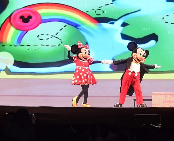 Minnie y Mickey en el escenario del show "Disney Junior en vivo" que se presenta en el SND Arena.