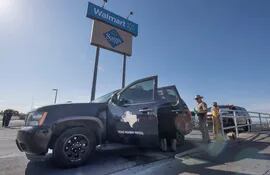 Policías del estado de Texas en la zona donde tuvo lugar el tiroteo del sábado en El Paso.