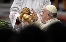 El papa Francisco con una imagen del niño Jesús.