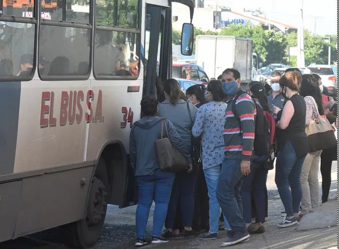 Pese a las medidas anunciadas por el Gobierno para regularizar las "reguladas" de buses, se sigue constatando aglomeraciones en las paradas y buses.