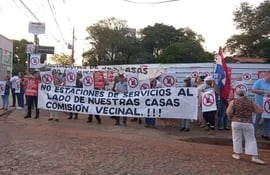 Manifestación de vecinos en contra de una estación de servicios que está siendo construida en Las Lomas, Asunción.