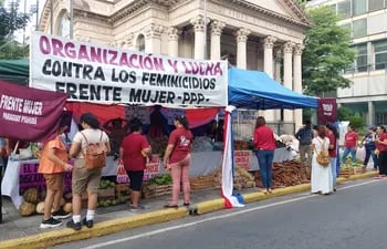 El frente mujer del Partido Paraguay Pyahura entrega varios alimentos a las mujeres.