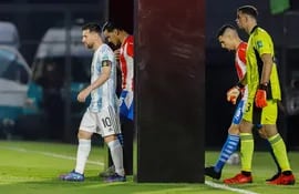Lionel Messi (i) de Argentina y Gustavo Gómez (2-i) de Paraguay entran a la cancha previo al inicio de un partido entre ambos equipos por las eliminatorias sudamericanas para el Mundial de Catar 2022, en el estadio Defensores del Chaco en Asunción (Paraguay).