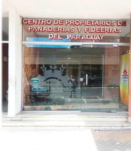 El Centro de Propietarios de Panaderías y Fideerías tiene su sede en Piribebuy 270 entre Chile y N. S. de la Asunción, de Asunción.