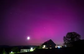 La aurora boreal brilla en el cielo nocturno sobre el pueblo de Daillens, Suiza, 11 de mayo de 2024. La Administración Nacional Oceánica y Atmosférica (NOAA) de América ha advertido que La tormenta geomagnética más fuerte en 20 años golpeará la Tierra, haciendo que la aurora boreal sea visible en latitudes geomagnéticas mucho más bajas de lo habitual. (tormenta, Suiza)