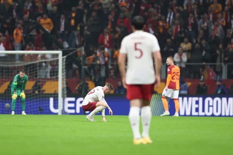 El escocés McTominay (i) y el inglés Harry Maguire (C), jugadores del Manchester United, lamentan el empate con Galatasary por la Liga de Campeones en Estambul, Turquía.