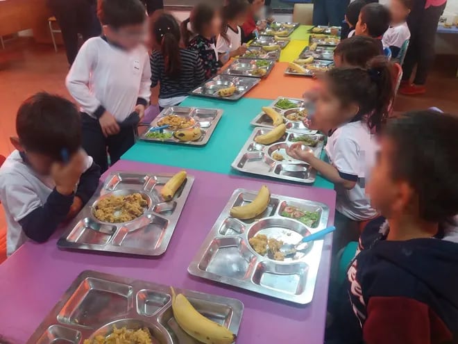 El almuerzo escolar llegará con retraso este año lectivo en el municipio de Juan León Mallorquín. Foto archivo de la provisión de años anteriores.