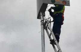 Los radares para detectar excesos de velocidad se están instalando en la Avenida Costanera de Asunción.
