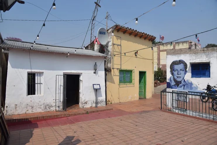 Fachada del Museo "José Asunción Flores", ubicado en Punta Karapá. A la derecha se observa un mosaico realizado en homenaje al creador de la guarania.