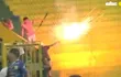 Momento de la explosión de un petardo durante la batalla campal entre hinchas en el clásico Presidente Franco-Paranaense en el Polideportivo Municipal de Presidente Franco.