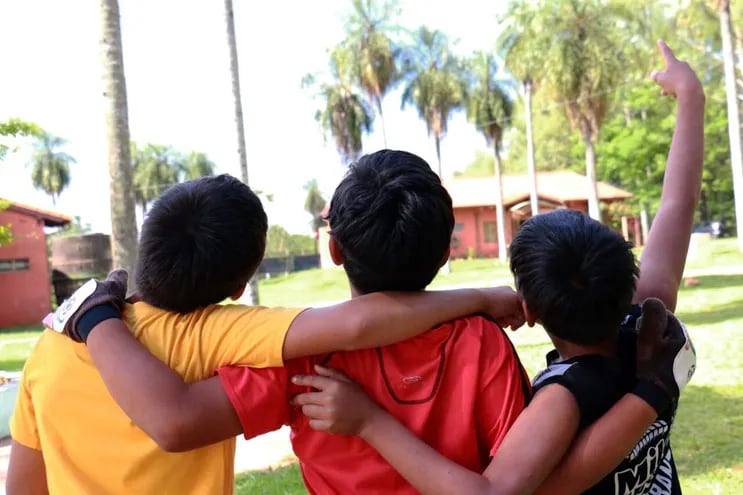Niños y adolescentes del Centro Ñemity forman parte de la Escuela de Futbol del Club Sportivo San Lorenzo “El Rayadito”.