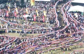 miles-de-personas-transportaron-la-bandera-paraguaya-mas-larga-de-la-historia-durante-la-fiesta-de-los-200-anos--193503000000-599307.jpg