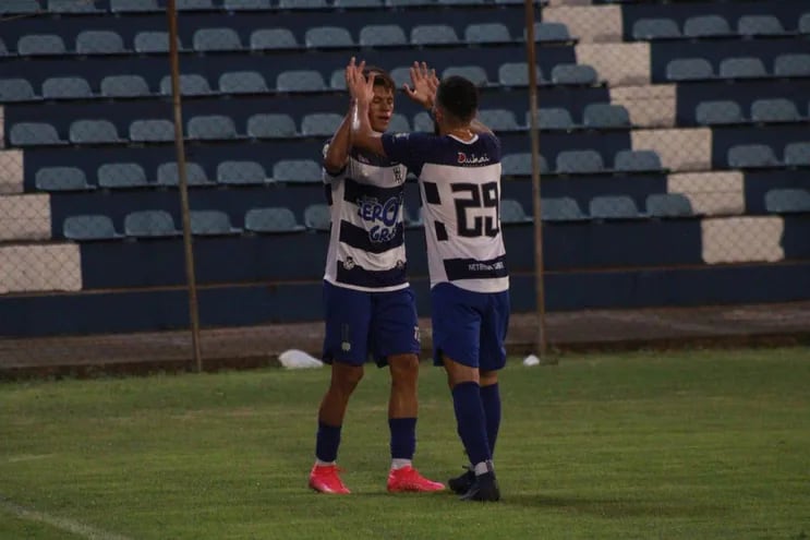 El volante ofensivo Javier Domínguez celebra el segundo tanto del “Gallo” en compañía de Félix Llano (29) autor del primer gol. (Foto: APF)