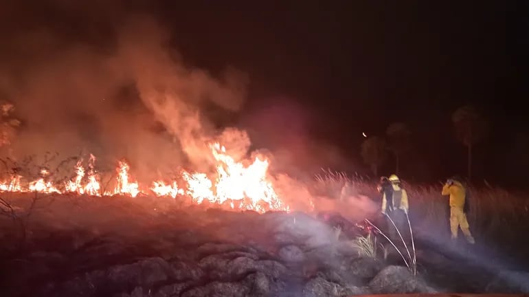 Grandes incendios forestales se están registrando a nivel nacional. Fotografía captada anoche, en una de las zonas de combate de los bomberos voluntarios del área Central.