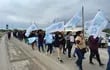 Docentes de la localidad de Mariscal Estigarribia marchando sobre la ruta Transchaco. Si no hay acuerdo la medida podría terminar en un corte de ruta.