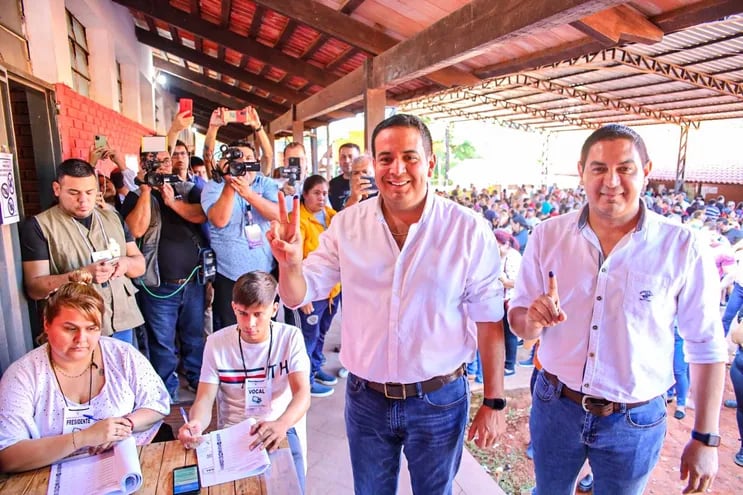 Ricardo Estigarribia (c), el día de la votación.