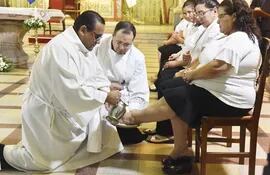 El padre Aldo Bernal realiza el lavatorio de los pies durante la misa de la "Cena del Señor", realizada en la Catedral Metropolitana de Asunción.
