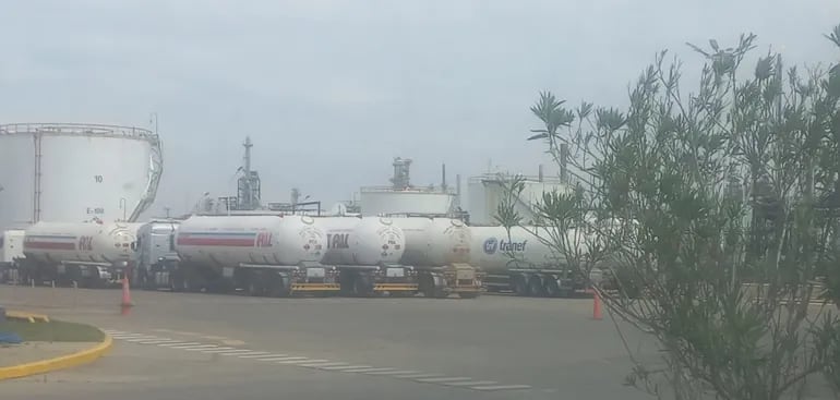Camiones varados en Campana, Argentina,  pudieron ingresar a la refinería para la carga de GLP.