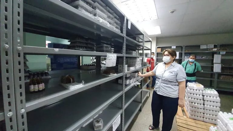 Edita Irrazabal, Jefa del Parque Sanitario, muestra los estantes vacíos de medicamentos.