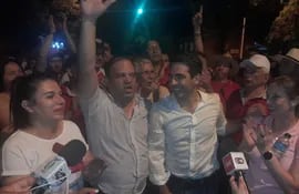 Ministro Mario Varela (Izquierda) y el candidato ganador de la ANR, Marcelo Soto (Derecho), festejando el triunfo en las internas coloradas.