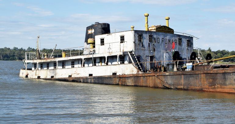 El buque encallado desde hace dos años en el puerto Campichuelo con carga contaminante.