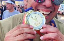 El nutricionista Diego López, feliz con su medalla al finalizar la Maratón de Nueva York.