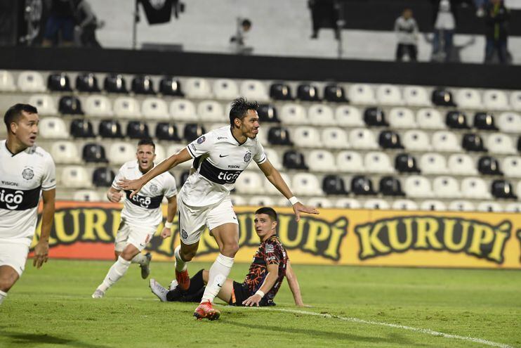 Walter Rodrigo González (26) festeja su gol, con el que Olimpia venció a Guaireña en Para Uno. Néstor Camacho y Hugo Quintana se unen a la celebración. Alex Cáceres sufre en el césped.