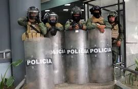 Policías bolivianos custodian el edificio del Palacio de Justicia de Santa Cruz (Bolivia).