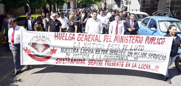 Funcionarios del Ministerio Público iniciaron la huelga en todo el país, en protesta contra el recorte presupuestario de G. 29.000 millones para el próximo año.