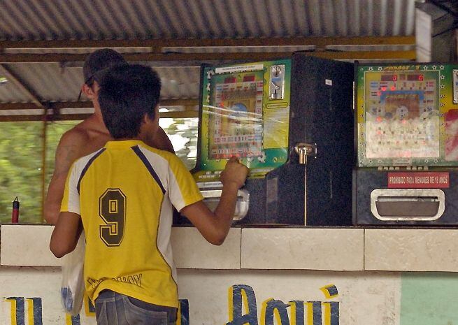 Paraguay es el único país de la región que el propio Estado viola su ley, que prohíbe el uso de tragamonedas en sitios no exclusivos de juegos de azar, y los "legaliza". Expertos advierten de la adicción a la apuestas.