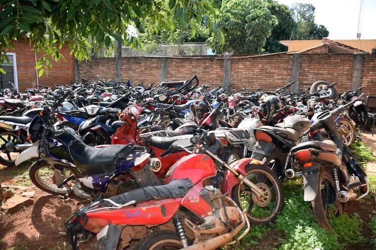 Patio de la Fiscalía de Caazapá repleto de motocicletas incautadas. Es un potencial criadero de mosquito.