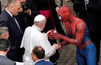 El papa Francisco recibe una máscara del persona cinematográfico hombre araña, durante la audiencia general en el Vaticano.  (EFE/EPA/GIUSEPPE LAMI)