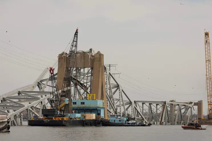 Se retiran los escombros del puente Francis Scott Key colapsado mientras comienzan los esfuerzos para reabrir el puerto de Baltimore.