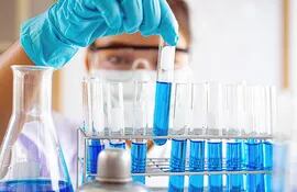 Los profesionales del área se destacan  en laboratorios como en control y calidad de fármacos.