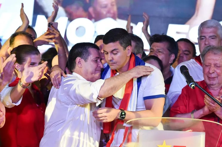 Horacio Cartes, expresidente de la República y presidente del Partido Colorado, abraza a Santiago Peña, Presidente de la República y su ahijado político.