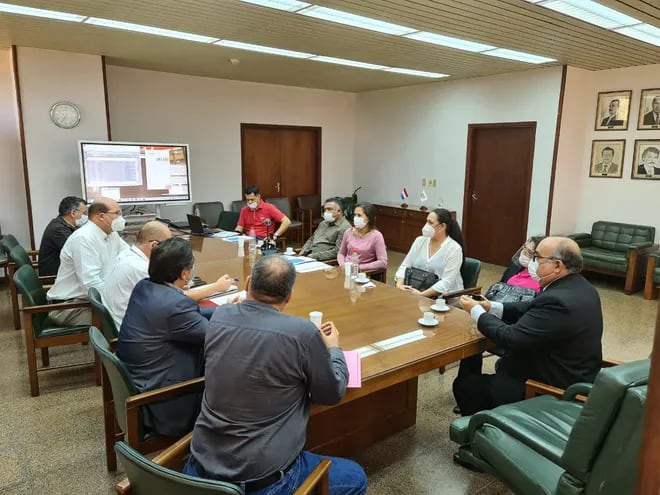 Reunión de usuarios de Caraguatay con directivos de la ANDE.