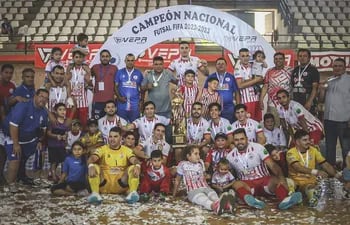 Los sanlorenzanos festejan en su casa el título en el II Campeonato Nacional de Futsal FIFA/UFI.