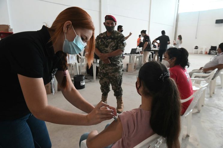 Prosigue campaña de vacunación contra el COVID-19 en Asunción.
