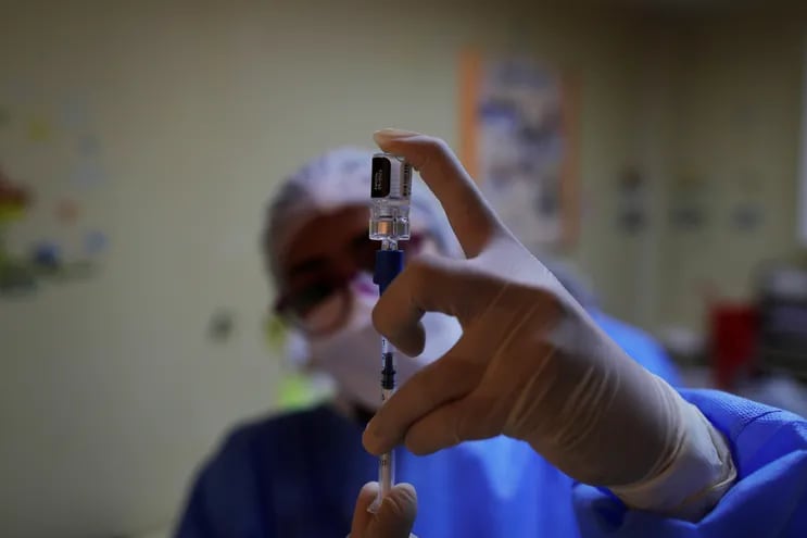 Una enfermera prepara una dosis de vacuna contra la covid-19, durante una jornada de inmunización en la isla de Taboga (Panamá).