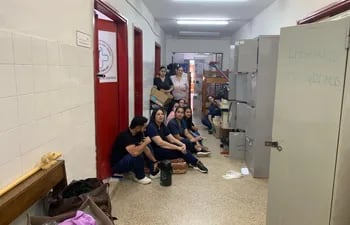 Médicos residentes que prestan servicios en el Hospital General de San Lorenzo pidieron respeto al ser retirado sus pertenencias en los pasillos del centro asistencial.
