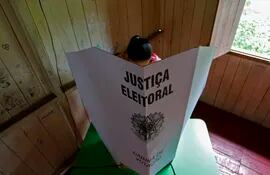 Una mujer vota en las elecciones municipales de Igarape Miri, en el estado de Para, en Brasil, el pasado domingo.