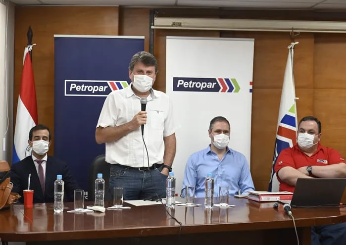 Denis Lichi, titular de Petropar, y sus funcionarios de confianza, dieron a conocer el martes la criticada adjudicación.