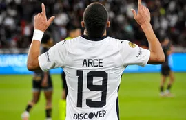 El paraguayo Alex Arce, jugador de Liga de Quito, celebra un gol en el partido ante Delfín por la Serie A de Ecuador en el estadio Rodrigo Paz Delgado, en Quito, Ecuador.