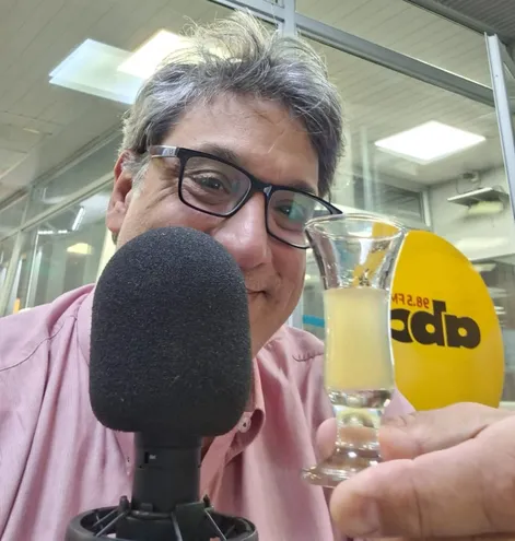 Diego Marini celebra feliz los 5 años de ABC FM.