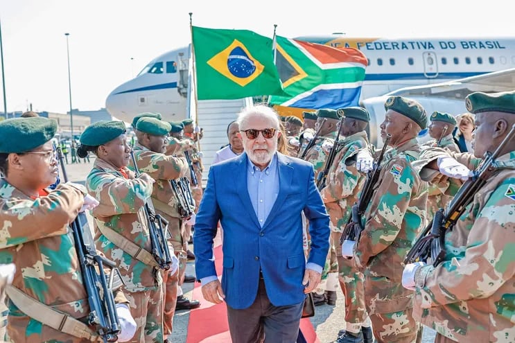 Soldados sudafricanos dan la bienvenida al presidente de Brasil, Lula da Silva, quien llega al país para participar de la Cumbre de los BRCIS.  (Ricardo STUCKERT/presidencia de Brasil/AFP)