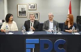 Alberto Acosta Garbarino, presidente de DENDE; y  Luiz Buccos, director de la FDC, firmaron el convenio de cooperación.